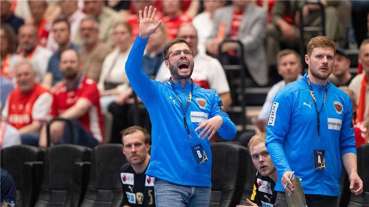 Die Mannschaft von Füchse-Trainer Jaron Siewert (M) gewann auch das Rückspiel gegen Aalborg.