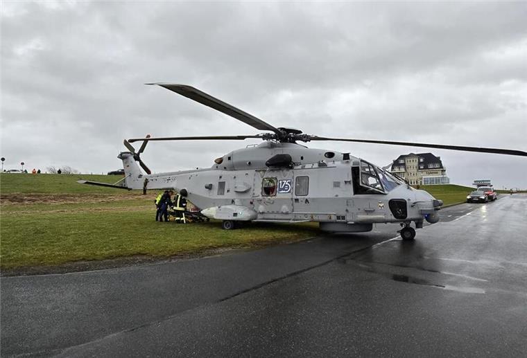 Imsum: Marinehubschrauber rettet Person in Notlage aus dem Wasser Feuerwehr