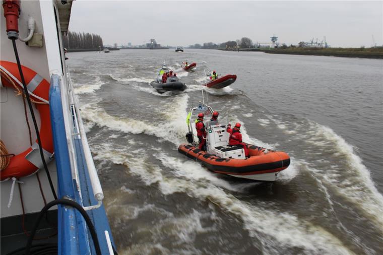 Mit 450 PS auf der Weser: Übung der Polizei Bremen Die Maritime Einsatztruppe auf der Weser in Bremen.