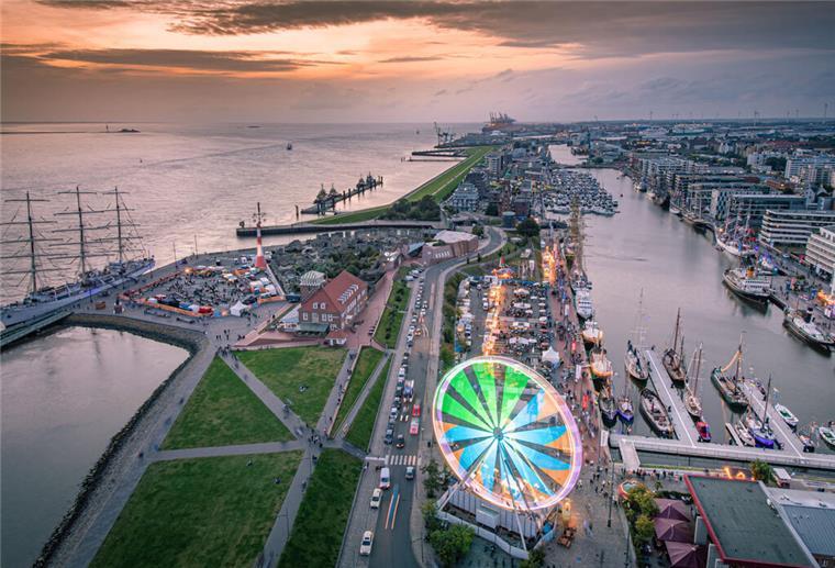 Schiffe, Musik und Streetfood: Bremerhaven lädt zu Maritimen Tagen ein Maritime Tage in Bremerhaven 2021. Blick auf des Festgelände am Neuen Hafen am Samstagabend von der Aussichtsplattform des Sail City Hotel.