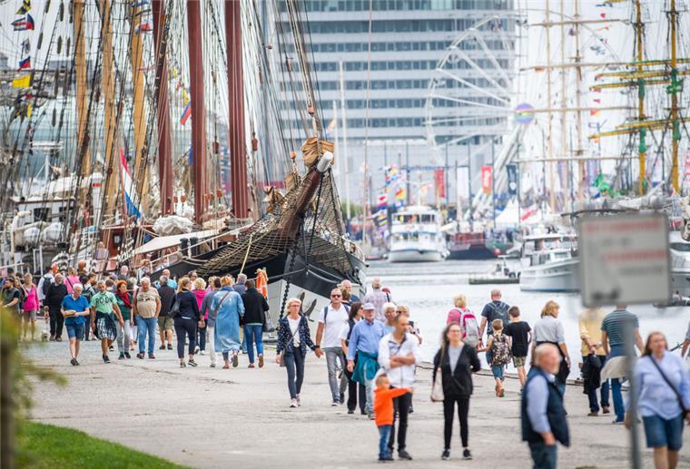 Bremerhaven: Nächste Schlappe bei der Tourismus-Förderung Die „Maritimen Tage“ stehen für den Versuch, den Tourismus auch in Pandemie-Zeiten voranzubringen. Mit einem Restart-Programm des Landes sollte der Neustart gelingen, aber Bremerhaven wurde vom Senat aus dem Programm geworfen. Jetzt wollte die Wirtschaftssenatorin mit einem verspäteten Landesförderprogramm nachbessern. Aber auch das wurde jetzt erst einmal auf Eis gelegt.