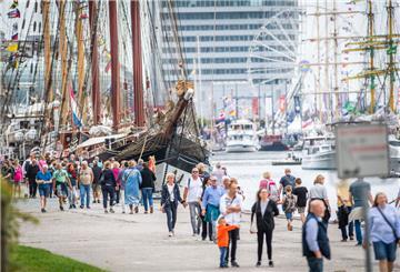Die „Maritimen Tage“ stehen für den Versuch, den Tourismus auch in Pandemie-Zeiten voranzubringen. Mit einem Restart-Programm des Landes sollte der Neustart gelingen, aber Bremerhaven wurde vom Senat aus dem Programm geworfen. Jetzt wollte die Wirtschaftssenatorin mit einem verspäteten Landesförderprogramm nachbessern. Aber auch das wurde jetzt erst einmal auf Eis gelegt.