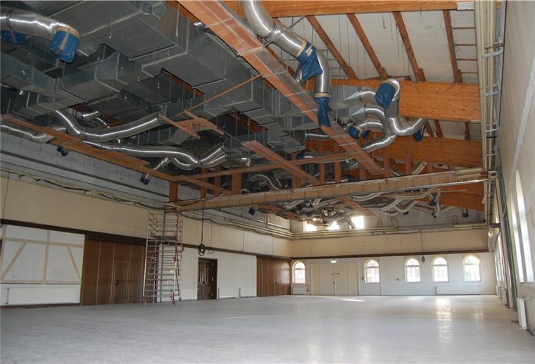 Markthalle Rodenkirchen wird Zug um Zug saniert Die Markthalle in Rodenkirchen: Die alte abgehängte Deckenkonstruktion ist mittlerweile entfernt worden.