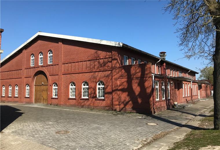 Dachträger haben große Risse Die Markthalle in Rodenkirchen muss wegen sicherheitsrelevanter Rissbildungen im Dachgebälk geschlossen bleiben. Foto: Gohritz