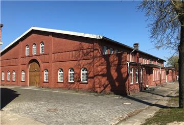 Die Markthalle in Rodenkirchen muss wegen sicherheitsrelevanter Rissbildungen im Dachgebälk geschlossen bleiben. Foto: Gohritz
