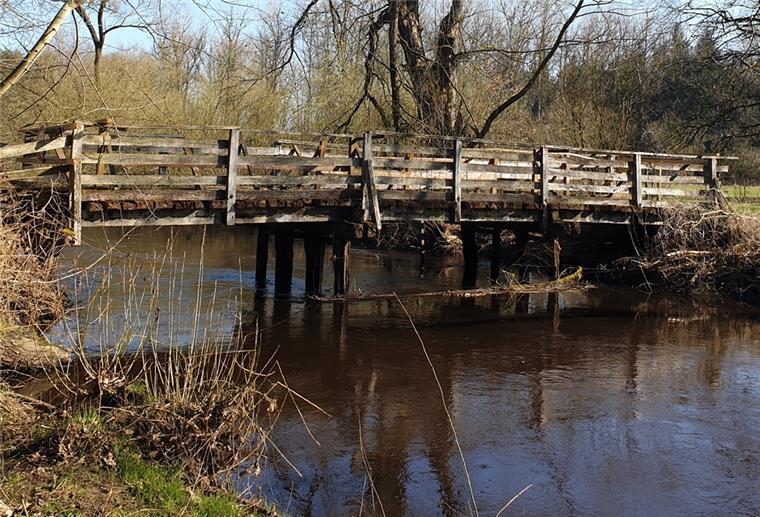 Neubau soll abbruchreife Oste-Brücke ersetzen Die marode alte „zweite“ Holzbrücke nordwestlich von Granstedt ist schon seit Jahren gesperrt, zunächst für Fahrzeuge, aber selbst für Fußgänger und Radler ist sie schon länger nicht mehr nutzbar.