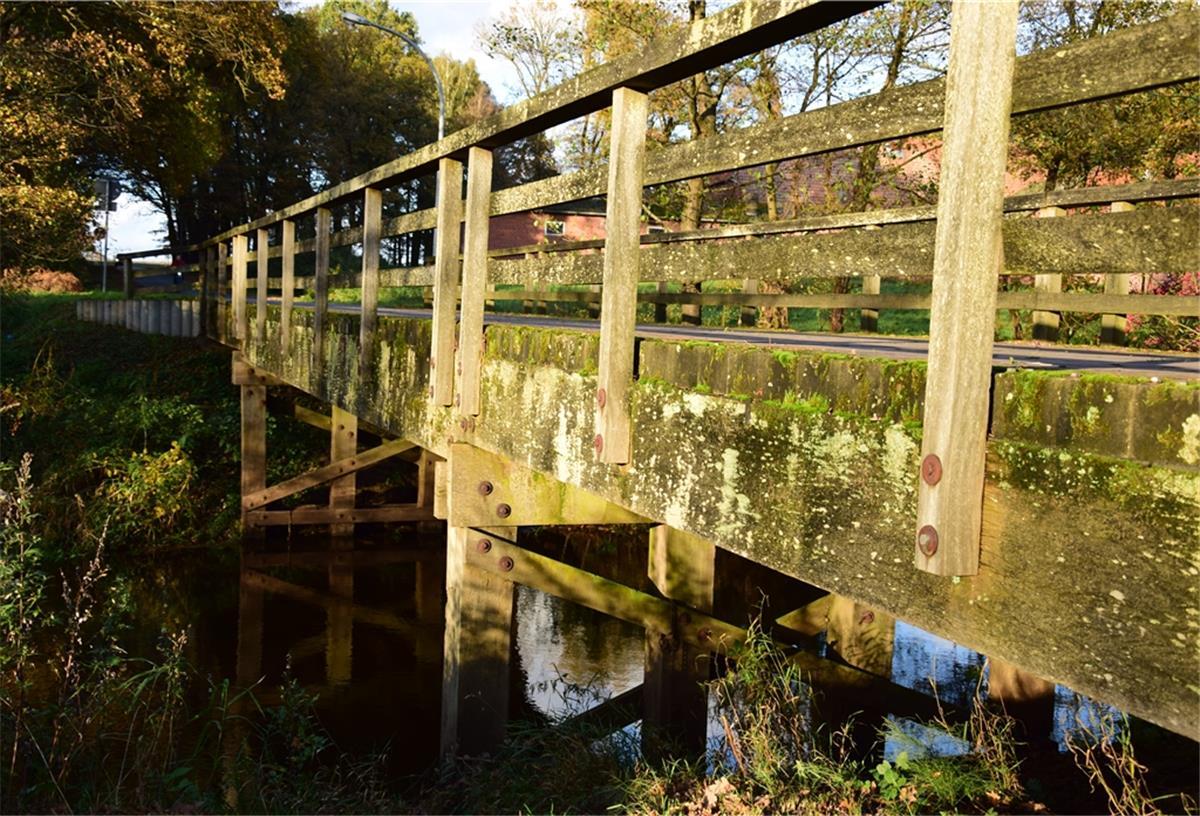 Flur im Heeslinger Ostetal wird neu geordnet Die marode Brücke über die Oste im Zuge der Heeslinger Jahnstraße soll während des Flurneuordnungsverfahrens „Osteniederung Heeslingen“ abgerissen und neu gebaut werden. Die Kosten für das neue Bauwerk sind auf rund 1,2 Millionen Euro kalkuliert worden. Derzeit dürfen Fahrzeuge und Gespanne mit einem Gesamtgewicht von neun Tonnen passieren, künftig wird die Brücke auf eine Tragfähigkeit von 40 Tonnen ausgelegt sein.