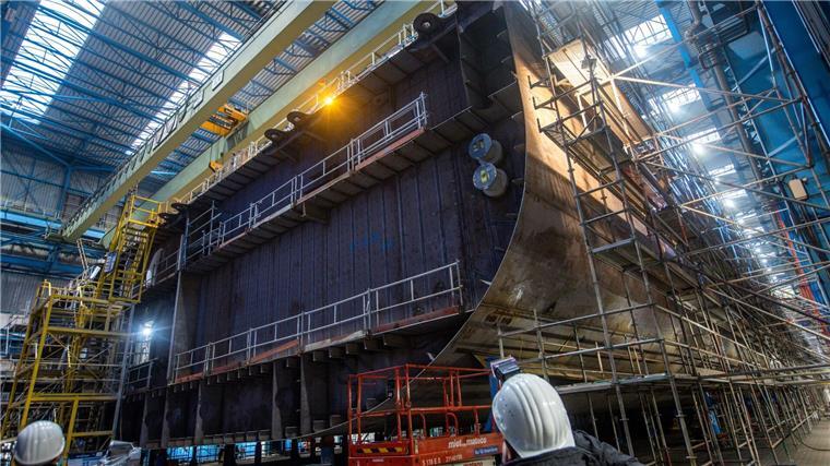 Brennstart für Forschungsschiff „METEOR IV“ auf Neptun Werft Die Maschinenhaussektion für den Bau eines neuen Kreuzfahrtschiffs entsteht in einer der Montagehallen der Neptun-Werft in Warnemünde.