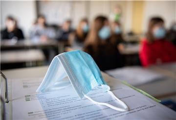Mundschutz auf Schultisch.