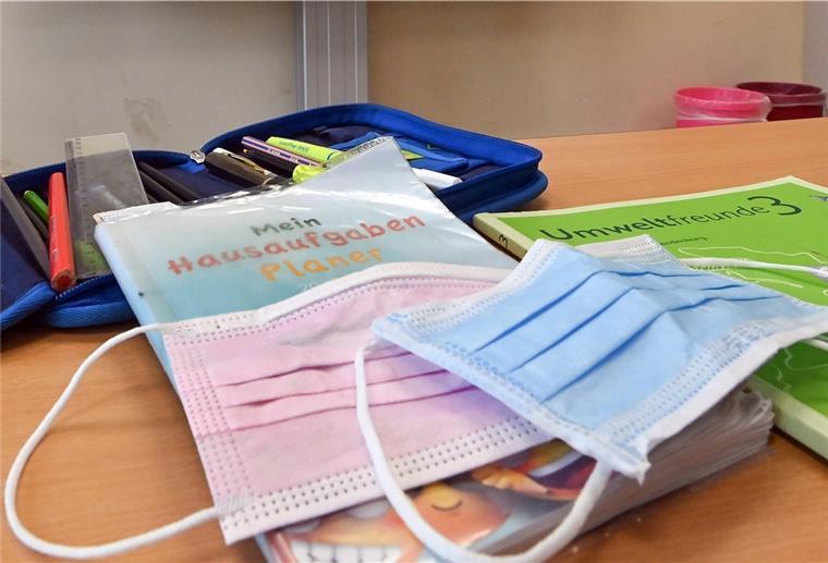 GEW kritisiert die Aufhebung der Maskenpflicht an Schulen Masken liegen während einer Pause auf Arbeitsmaterialien eines Schülers in einem Klassenraum einer Grundschule.