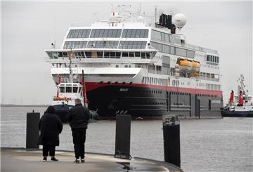 Die „Maud“ wird in den Fischereihafen von Bremerhaven geschleppt. Nun soll sie repariert werden.