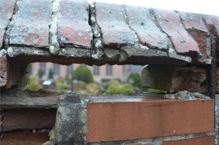 Weil vieles verfällt: Bürgermeister von Wilstedt wettert gegen die Kirche Die Mauer rund um den Kirchhof in Wilstedt ist seit Jahren marode. Dass die Kirche sich noch nicht darüm gekümmert hat, ist nur ein Punkt, über den sich der Bürgermeister des Dorfes aufregt.