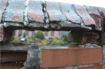 Die Mauer rund um den Kirchhof in Wilstedt ist seit Jahren marode. Dass die Kirche sich noch nicht darüm gekümmert hat, ist nur ein Punkt, über den sich der Bürgermeister des Dorfes aufregt.