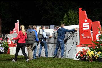 Die Mauer wird fürs Mächtigkeitsspringen hergerichtet.