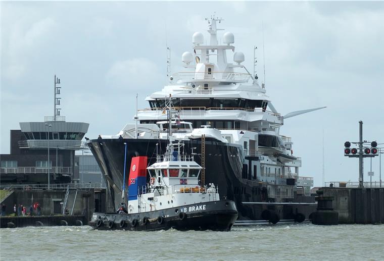 Mega-Yachten aus dem Fischereihafen Ein Schlepper zieht eine Luxusyacht.