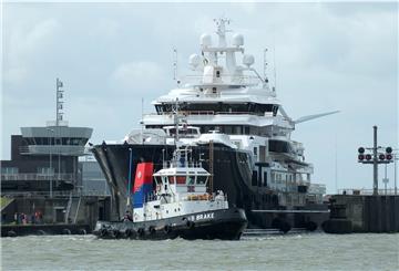 Ein Schlepper zieht eine Luxusyacht.
