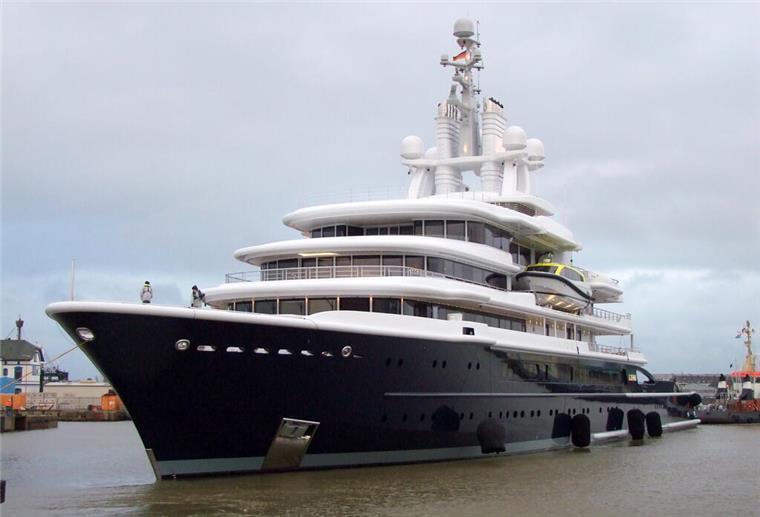 Gebaut auf der Lloyd Werft: Megayacht „Luna“ steht zum Verkauf Die Superyacht "Luna" in einem Hafen. Die Megayacht Luna steht wohl zum Verkauf.