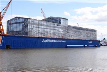 Die Megayacht unter der aus Gerüsten erbauten Halle ist offenbar fertig: Die Vorbereitungen für das Ausdocken laufen.