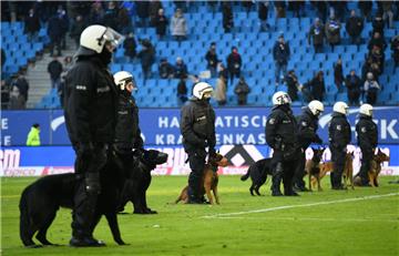Die Mehrheit der Deutschen fordert, dass Vereine oder die DFL an den Kosten für Polizeieinsätze bei Risikospielen beteiligt werden.