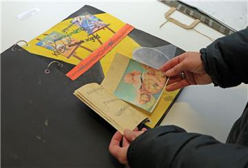 Die mehrseitigen Kunstbücher im DIN A3-Format haben ganz unterschiedliche Themen und sind von den Künstlerinnen des St.-Viti-Gymnasiums in Zeven mit nur wenigen Vorgaben ganz individuell gestaltet worden.