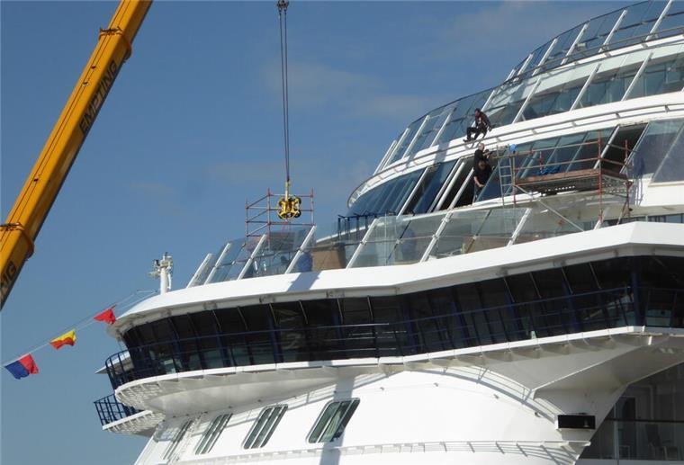 Nach Sturmschaden: Neue Scheiben für die „Mein Schiff 3“ Die „Mein Schiff 3“ bekommt in Bremerhaven neue Scheiben.