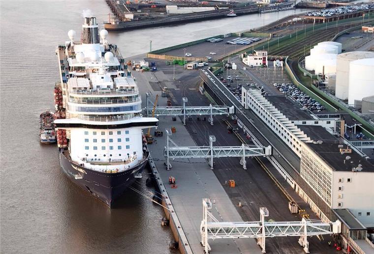 10.000 Koffer, 5000 Passagiere: Bremerhavens neuer Kreuzfahrt-Betreiber startet durch Drei Männer stehen auf der Brücke eines Kreuzfahrtschiffs. Einer hält eine Plakette in der Hand mit der Aufschrift: "Welcome Amera 13.01.2025"