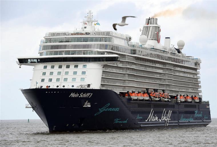Das Foto zeigt ein Kreuzfahrtschiff auf hoher See. Das Schiff heißt "Mein Schiff 3". 