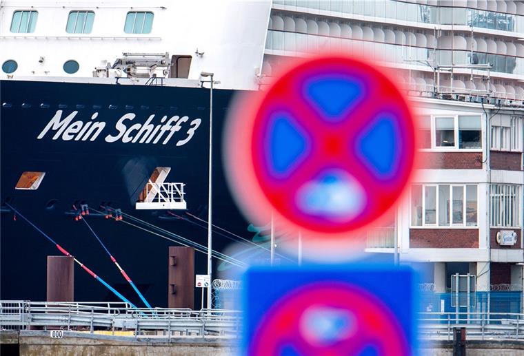 Corona-Patienten bald in Debstedt Die "Mein Schiff 3" liegt am Steubenhöft in Cuxhaven. An Bord sind rund 2900 Crew-Mitglieder, die nur eins wollen: So schnell wie möglich nach Hause.