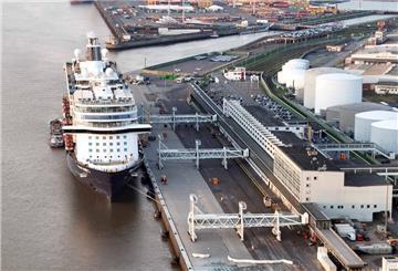 Die „Mein Schiff 3“ macht an der Columbuskaje in Bremerhaven fest.