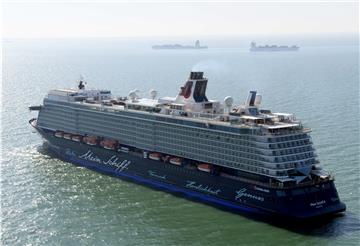 Die „Mein Schiff 4“ liegt vor Wangerooge auf Reede. Das Schiff wird am 8. oder 9. April in Bremerhaven erwartet.