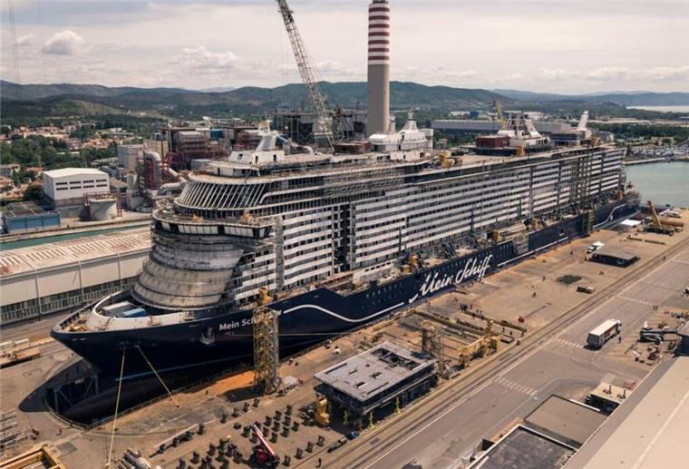 Die "Mein Schiff Flow" in der Werft. 
