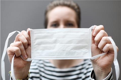 Die meisten Apotheken verkaufen lediglich einfache Mundschutz-Masken, wie sie beispielsweise bei Operationen oder von Zahnärzten verwendet werden.