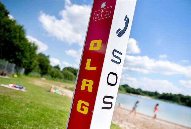 Zahl der Badetoten in Niedersachsen und Bremen gestiegen Eine Notrufsäule der DLRG steht an einem Badesee im Ortsteil Veenhusen.