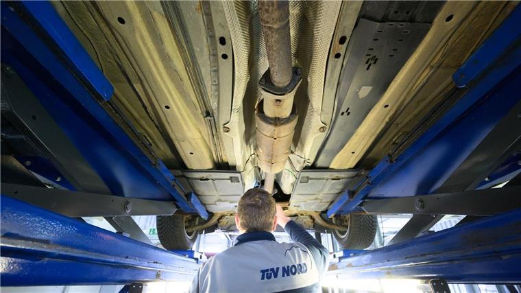 Warnstreik beim Tüv sorgt für Ausfälle Die meisten Menschen haben mit dem TÜV vor allem bei der Hauptuntersuchung von Fahrzeugen zu tun. (Archivbild)