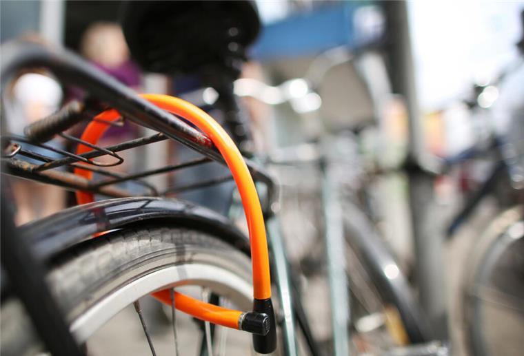 Stiftung Warentest prüft Fahrradschlösser: Nur wenige Modelle schneiden „gut“ ab Ein Fahrradschloss an einem Fahrrad.