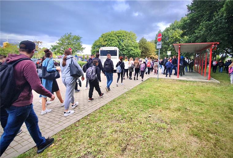 Cuxland prüft Einsatz von Reisebussen für Schüler Die meisten nutzen überfüllte Busse, um in die Schule zu kommen. Nun erwägt der Landkreis Cuxhaven, ob zusätzlich Reisebusse eingesetzt werden können.