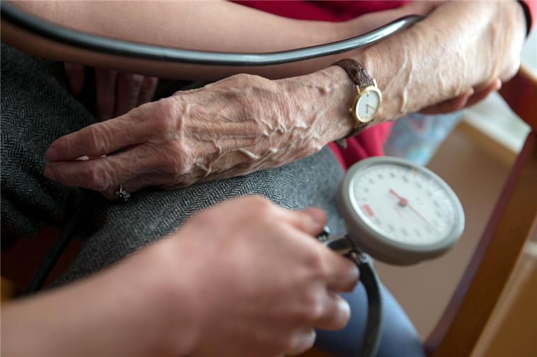 Viel Geld für Katzenwäsche: Verbraucherschützer warnen vor Abrechnungsbetrug Die meisten Pflegeanbieter arbeiten korrekt, teilen die Verbraucherschützer mit. Doch es gebe schwarze Schafe.
