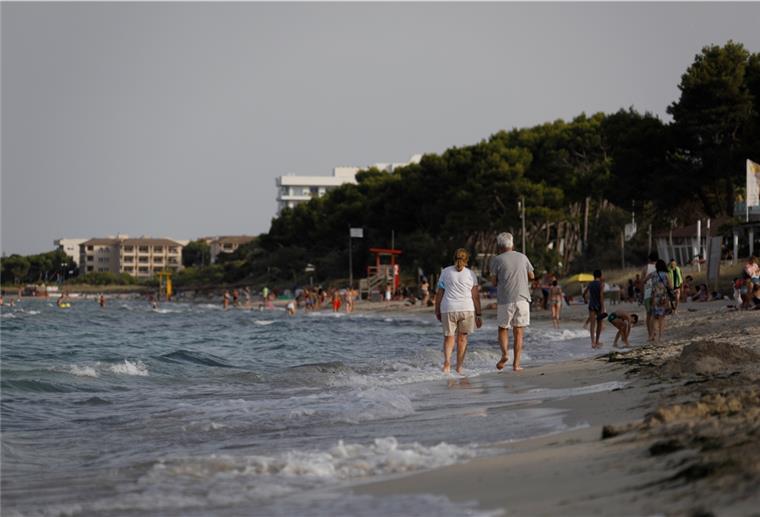 Menschen am Strand im Norden von Mallorca.