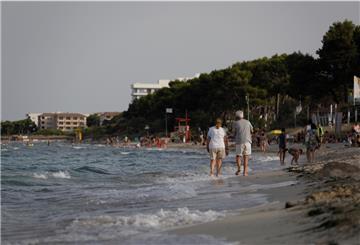 Menschen am Strand im Norden von Mallorca.