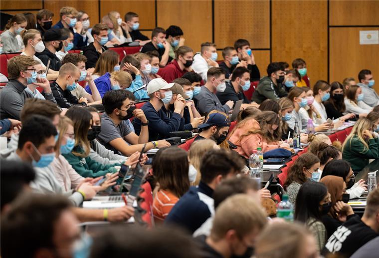 Wesermarsch: Viele verlassen Landkreis wegen eines Studiums Die meisten Wegzügler gingen, weil sie anderswo studieren wollten. Auf Platz zwei der Beweggründe für den Wegzug: eine neue Arbeitsstelle.