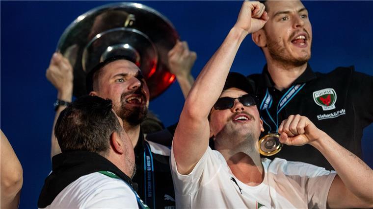 „Sind alle betrunken“: Große Füchse-Party in der Hauptstadt Die Meisterschale blieb nicht lange trocken.