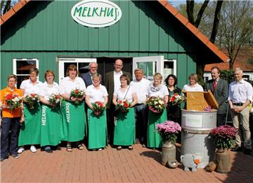Die Melkhus-Betreiberinnen mit Vorsitzender Birgit Aselmann (5. von rechts), TouROW-Vertreterin Petra Welz (links) und die Festredner strahlten genauso wie der warme Frühlingssonnenschein, als sie sich mit Gastgeberin Anja Klie (4. von links) zum gemeinsamen Jubiläumsfoto einfanden. 