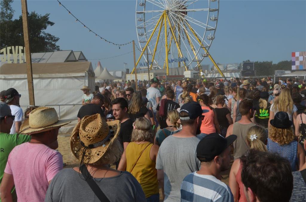 Die Menge bahnt sich ihren Weg. Foto: Overschmidt