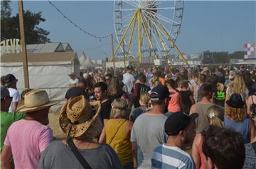 Die Menge bahnt sich ihren Weg. Foto: Overschmidt