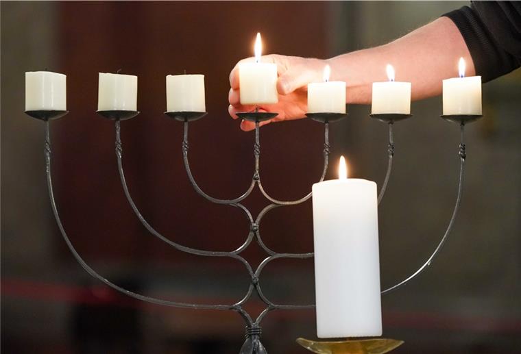 Grüne/PP gratulieren Menorah-Gemeinde Die Menorah, auch bekannt als Siebenarmiger Leuchter, ist eines der wichtigsten religiösen Symbole des Judentums.