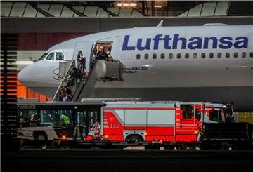 Die Menschen steigen aus dem Flugzeug der Lufthansa aus, das am Flughafen Frankfurt gelandet ist.