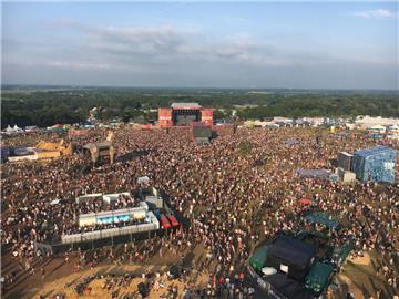 Die Menschenmassen strömen am Samstagabend auf das Infield des Deichbrands. 