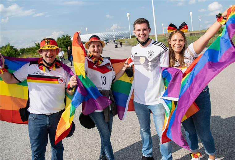 Menschenrechtler warnen homosexuelle Fußballfans vor Katar-Reise fußball-Fans mit Regenbogenfahnen