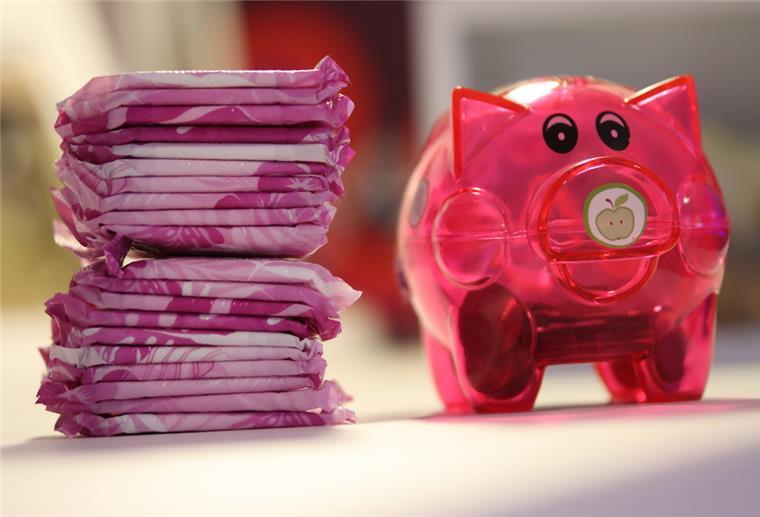 Die Menstruation ist mitunter nicht nur beschwerlich, sie kostet auch Geld. Gerade für junge Mädchen kann dies ein Problem sein. Nachwuchspolitiker fordern deshalb kostenfreie Menstruationsartikel an Schulen.