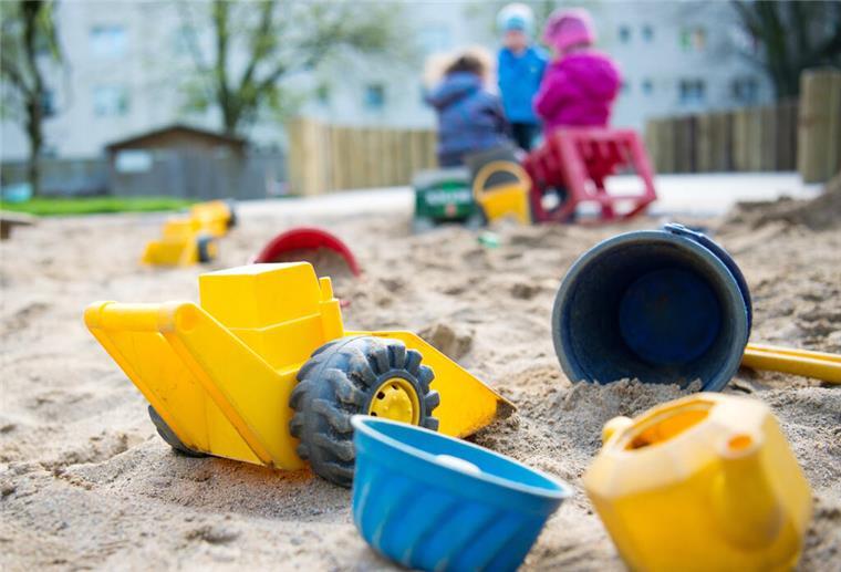 Endlich mehr Geld pro Kind! Regierung schließt Rentenlücke für Millionen Eltern Spielzeug liegt in einem Sandkasten in einer Kindertagesstätte